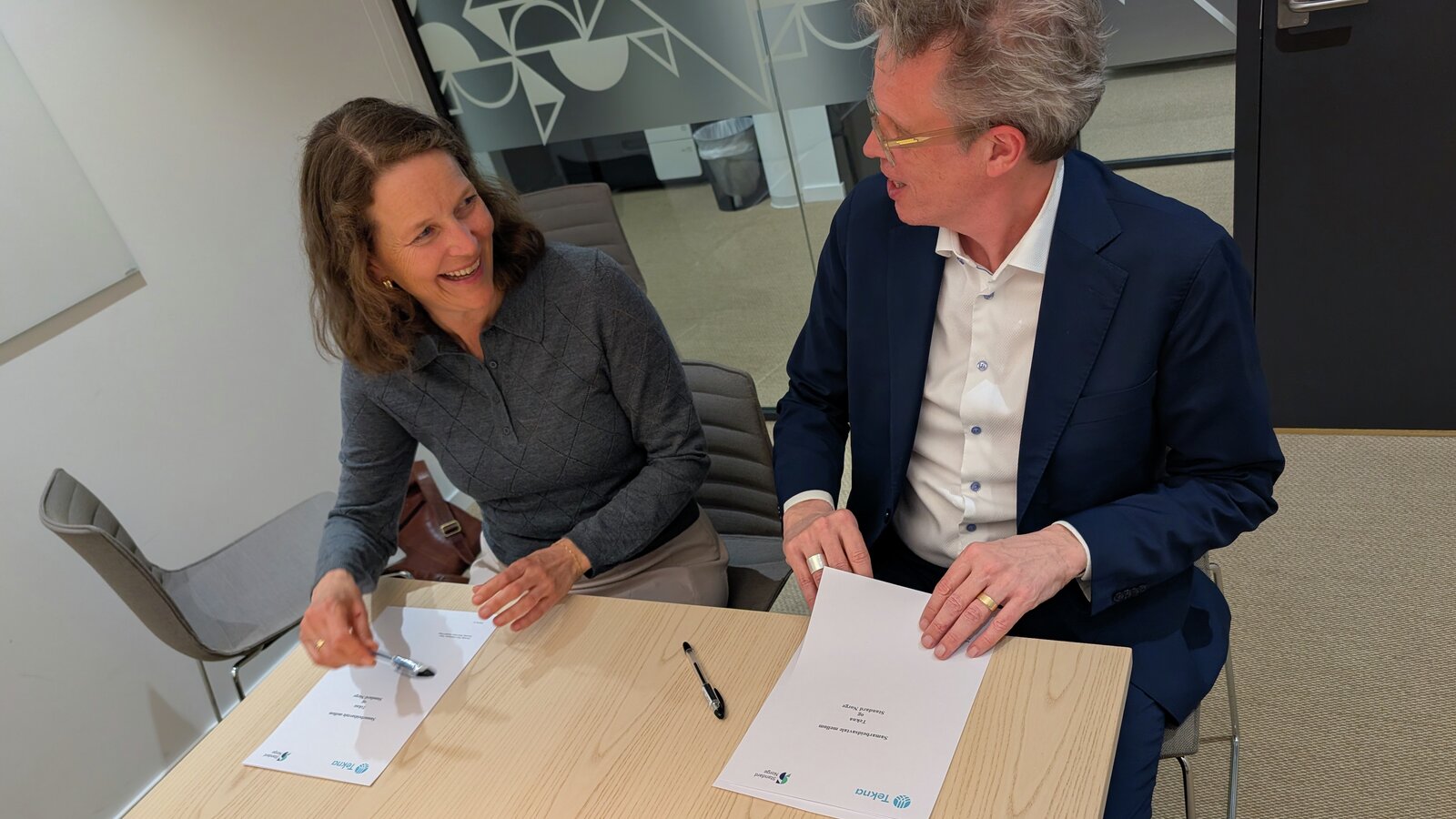 Jacob Mehus og Marte Ramborg signerer samarbeidsavtalen mellom Standard Norge og Tekna