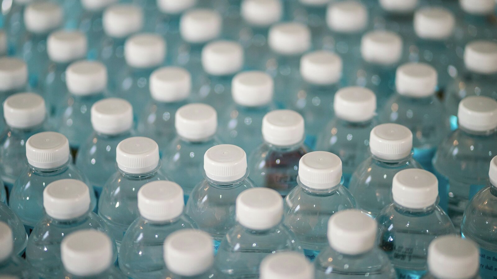 Plastflasker på fabrikk