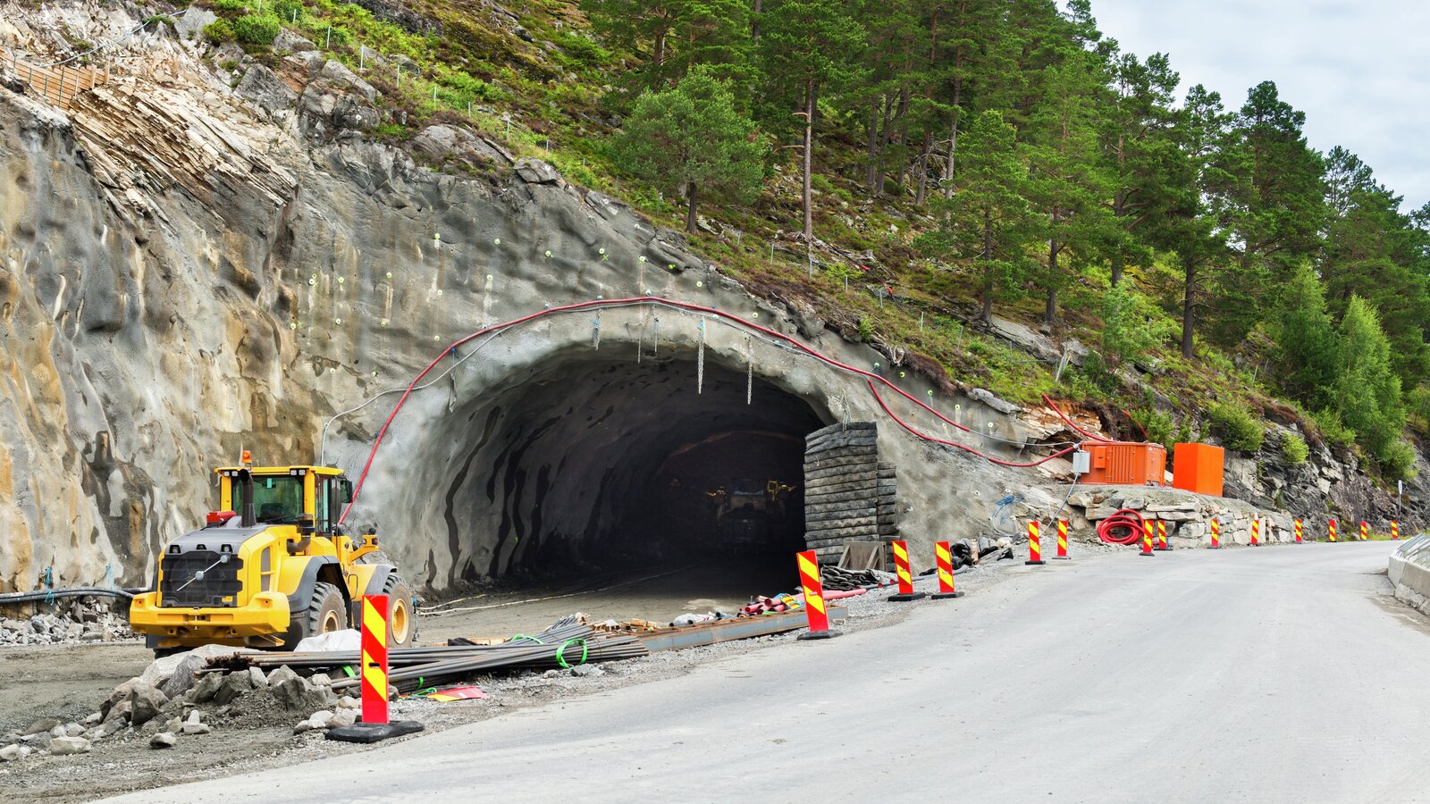 Anleggsarbeid på vei med tunnel