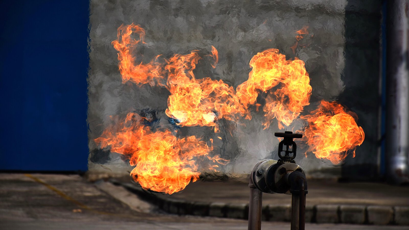 Gasslekkasje i ventil med flammer