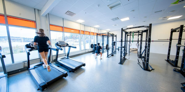 Elever trener i treningsstudio på Akademiet VGS Kristiansand