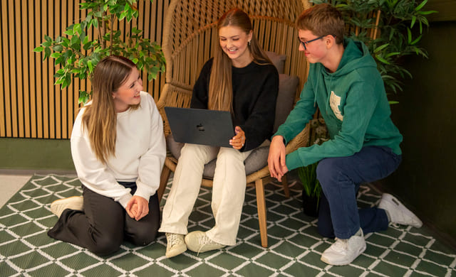 Elever snakker sammen på Akademiet VGS Bergen