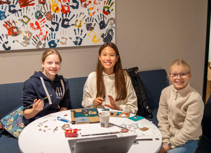 Elever i klasserommet på Akademiet Ungdomsskole Asker.