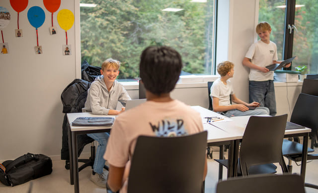 Elever i klasserommet på Akademiet Ungdomsskole Asker.