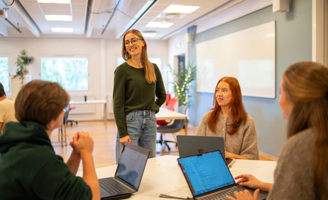 Elever og mentor på Akademiet VGS Kongsberg