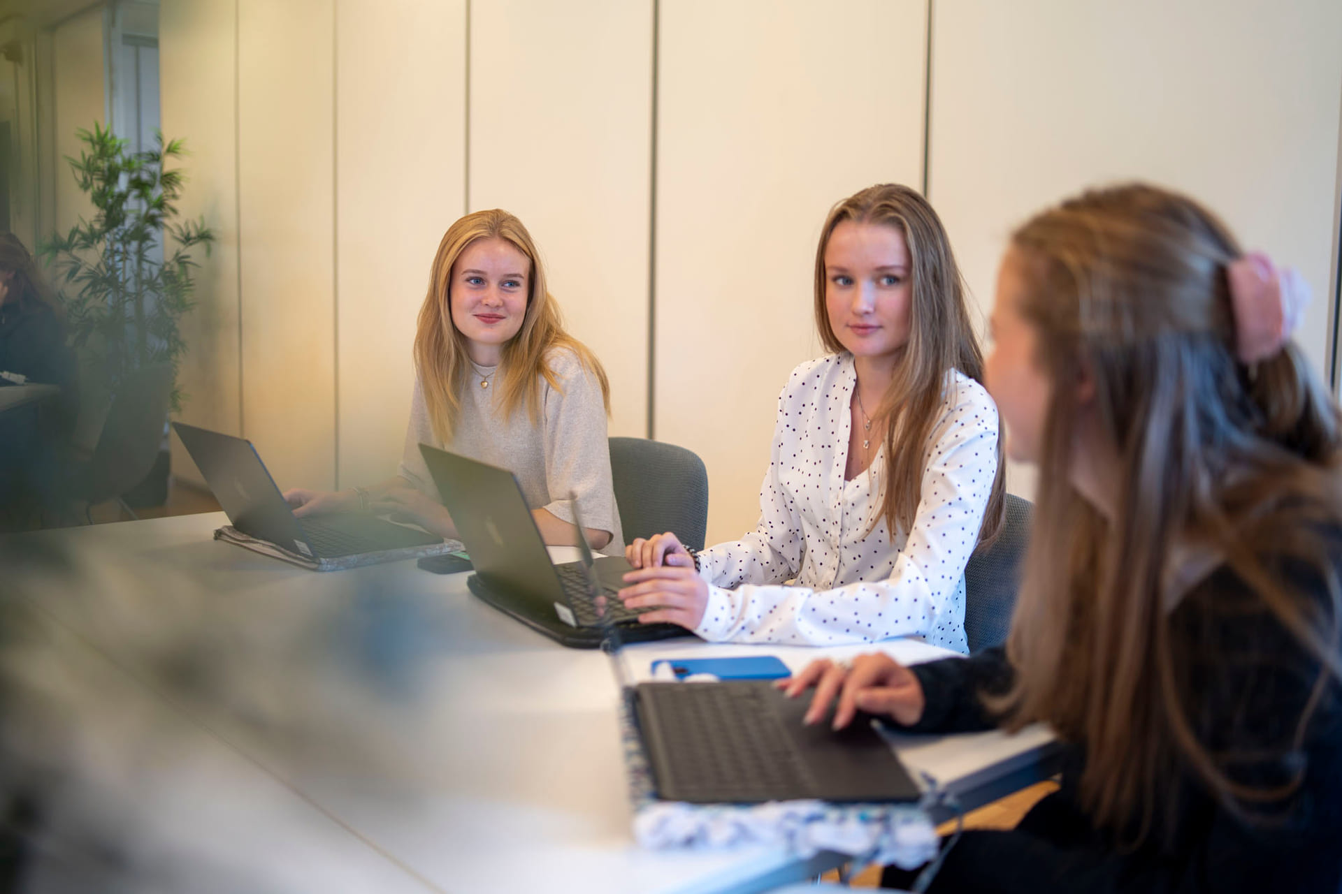 Tre elever på Akademiet VGS Kongsberg