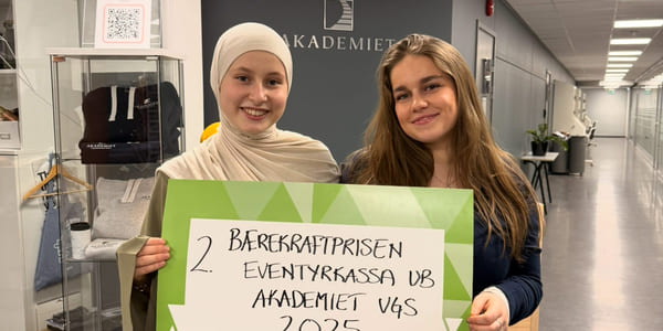 Hanna Baftiari og Lina Halimi med premien fra Ungt Entreprenørskap