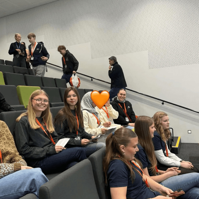 Elever på Akademiet VGS Sandnes mingler under konkurranse