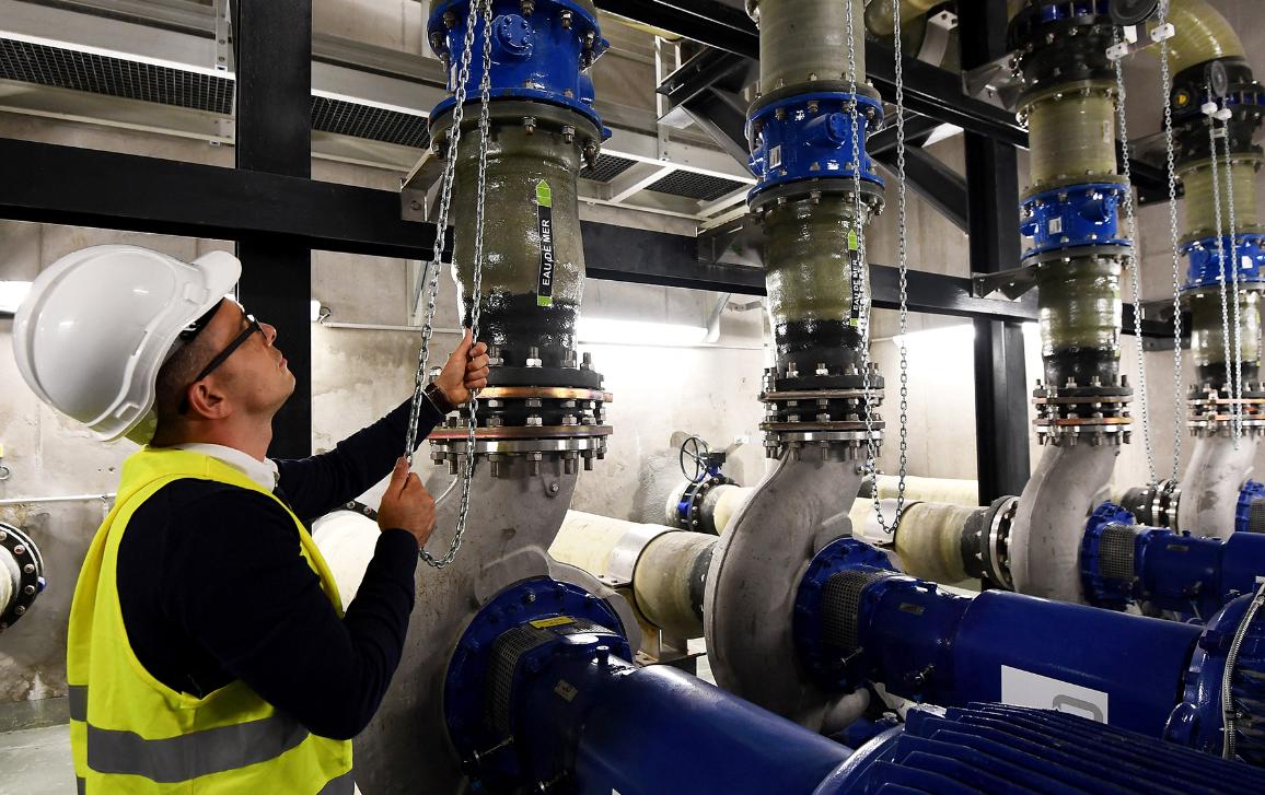 Een man werkt op 17 oktober 2016 in de mariene geothermische centrale “Thassalia” van de Engie-groep in Marseille. 