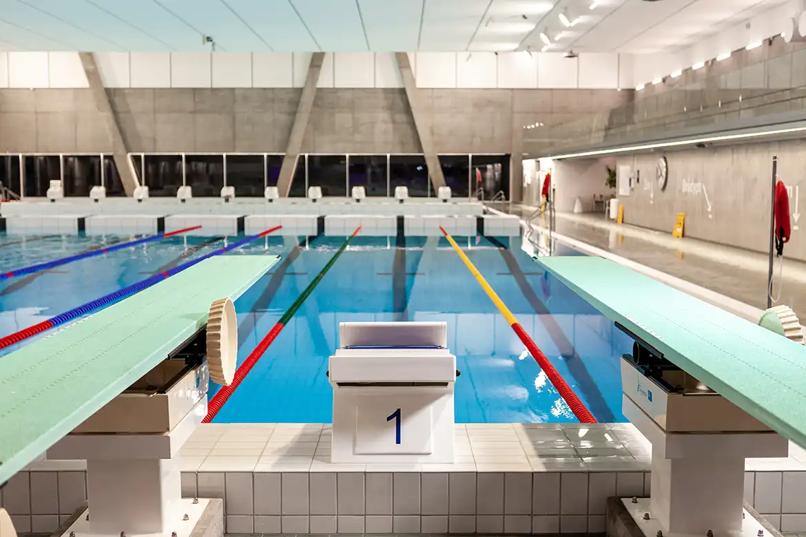 Bilde fra innsiden av en svømmehall