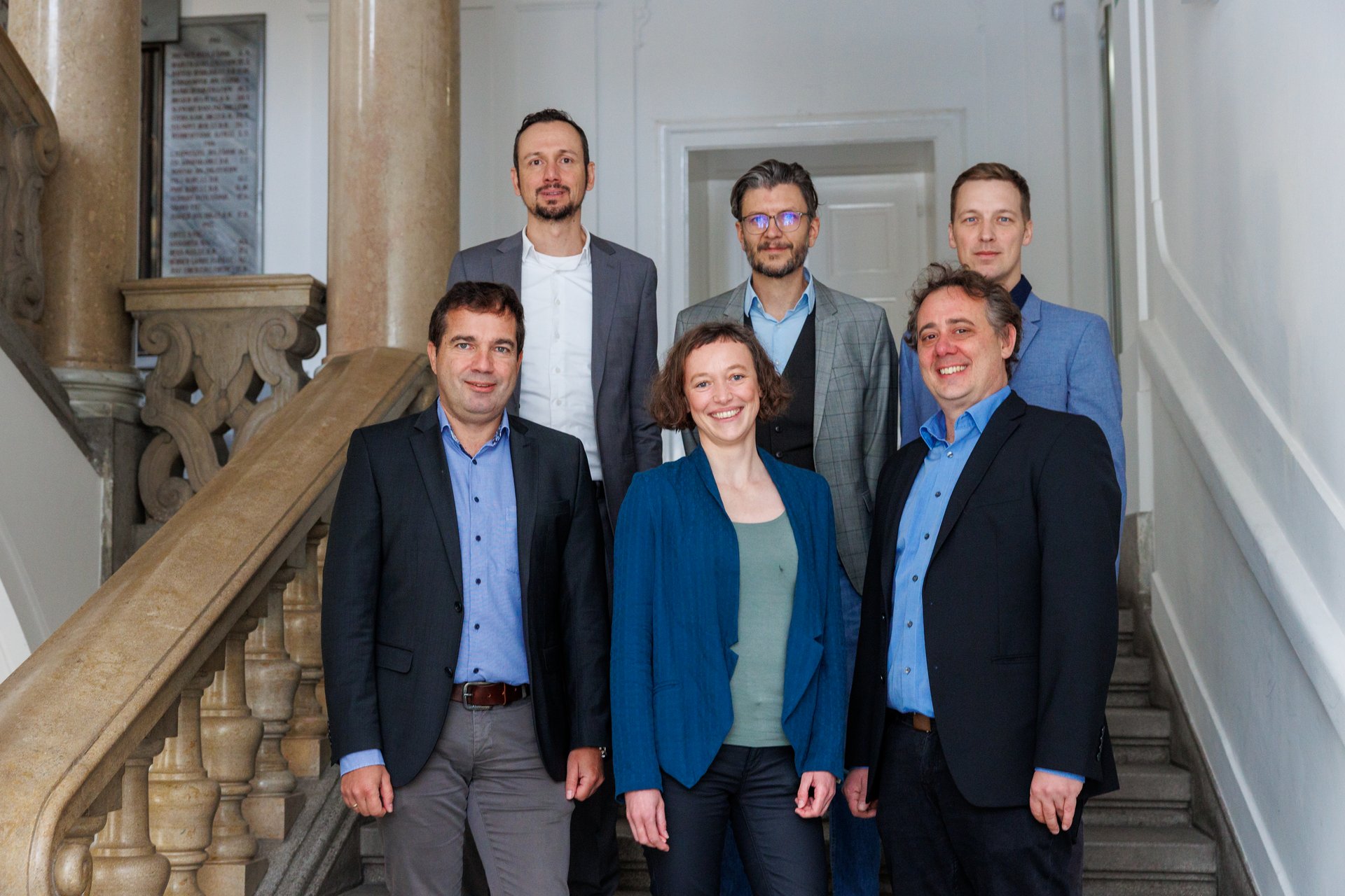 v. l. vorne: Priv.-Doz. Ass.-Prof. Dr. Jürgen Antrekowitsch, Assoz.Prof. Dr. Katharina Resch-Fauster, Dr. Michael Feuchter, 2. Reihe v.l.: Univ.-Prof. Dr. Thomas Grießer, Univ.-Prof. Thomas Kienberger, Dr. Gustav Hanke. (Foto: MUL/Stöbbauer)